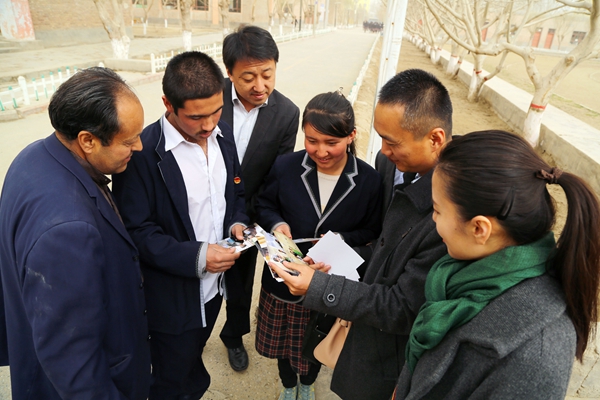 民航局空管局黨委副書記范蕓蕓一行赴和田參加“空管支疆愛心傳遞”志愿活動